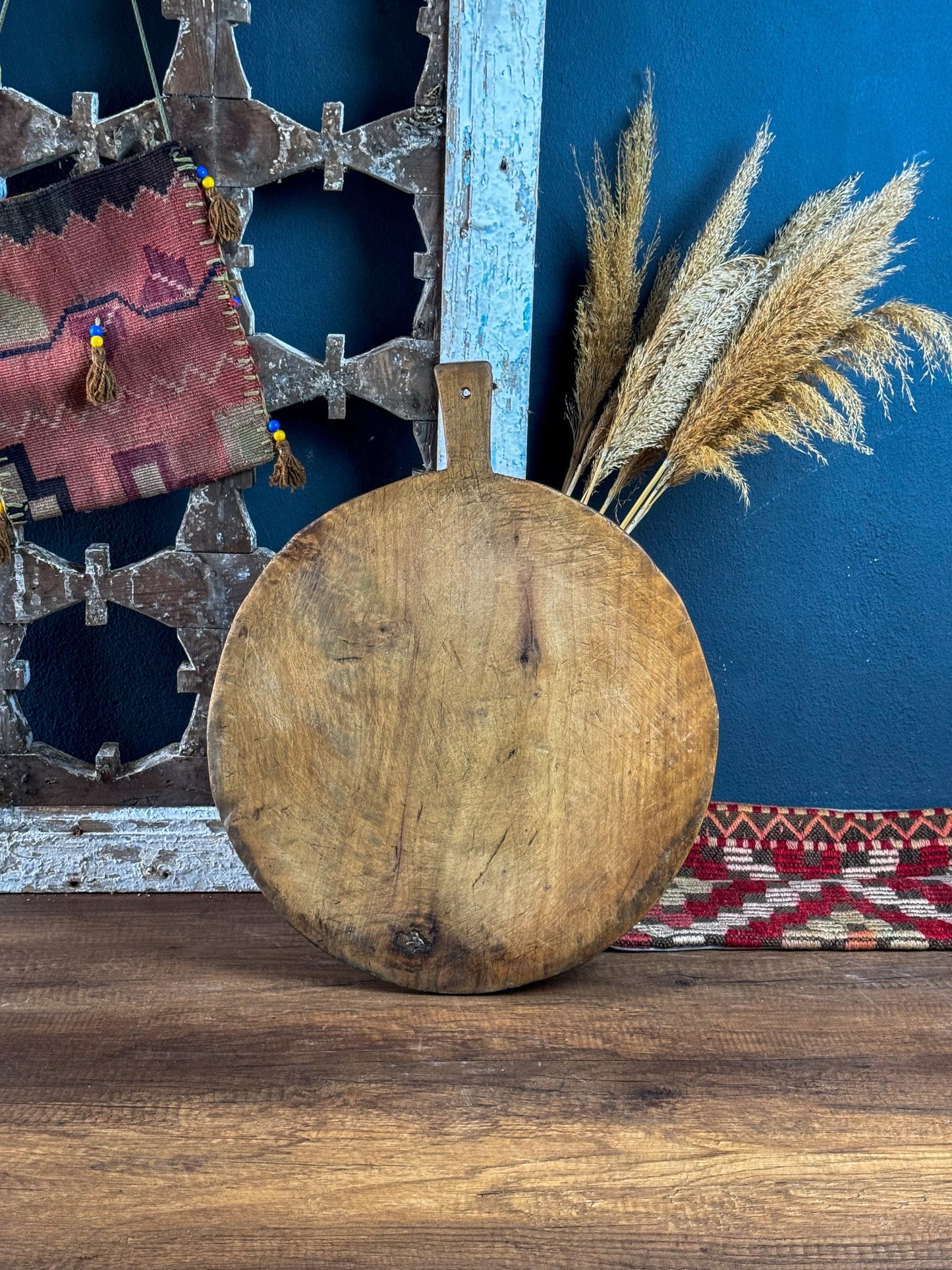 Rundes Schneidebrett aus Walnussholz, Vintage-Brett, rustikales Schneidebrett, Käse- und Pizza-Präsentationsbrett aus Holz, handgefertigtes Schneidebrett