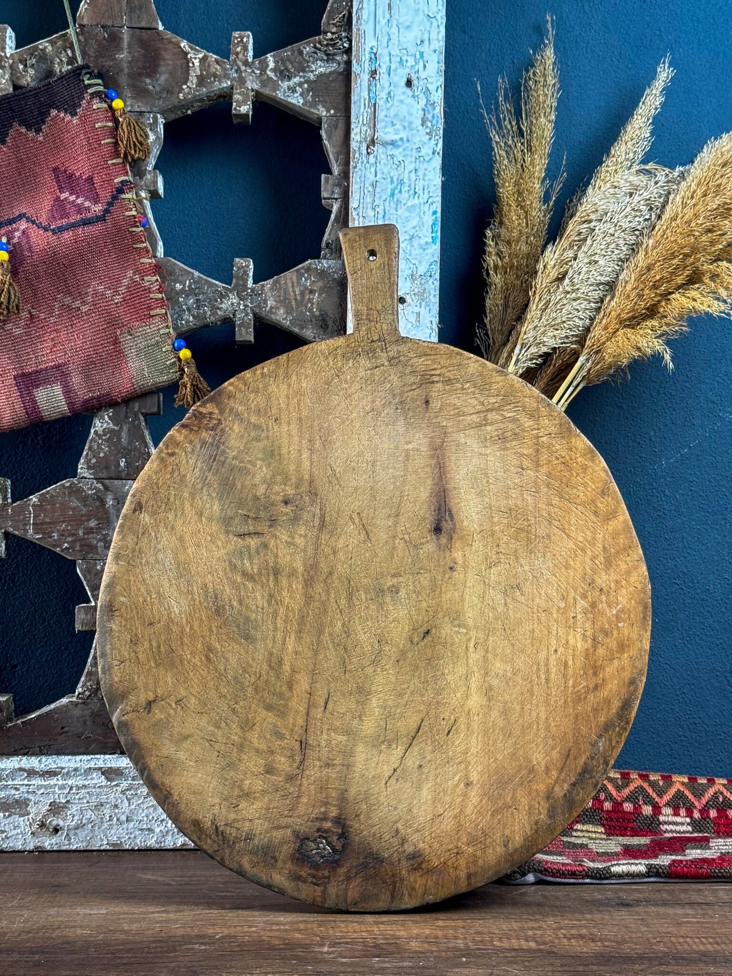 Rundes Schneidebrett aus Walnussholz, Vintage-Brett, rustikales Schneidebrett, Käse- und Pizza-Präsentationsbrett aus Holz, handgefertigtes Schneidebrett