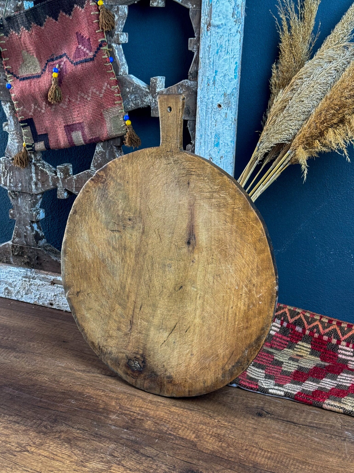 Rundes Schneidebrett aus Walnussholz, Vintage-Brett, rustikales Schneidebrett, Käse- und Pizza-Präsentationsbrett aus Holz, handgefertigtes Schneidebrett