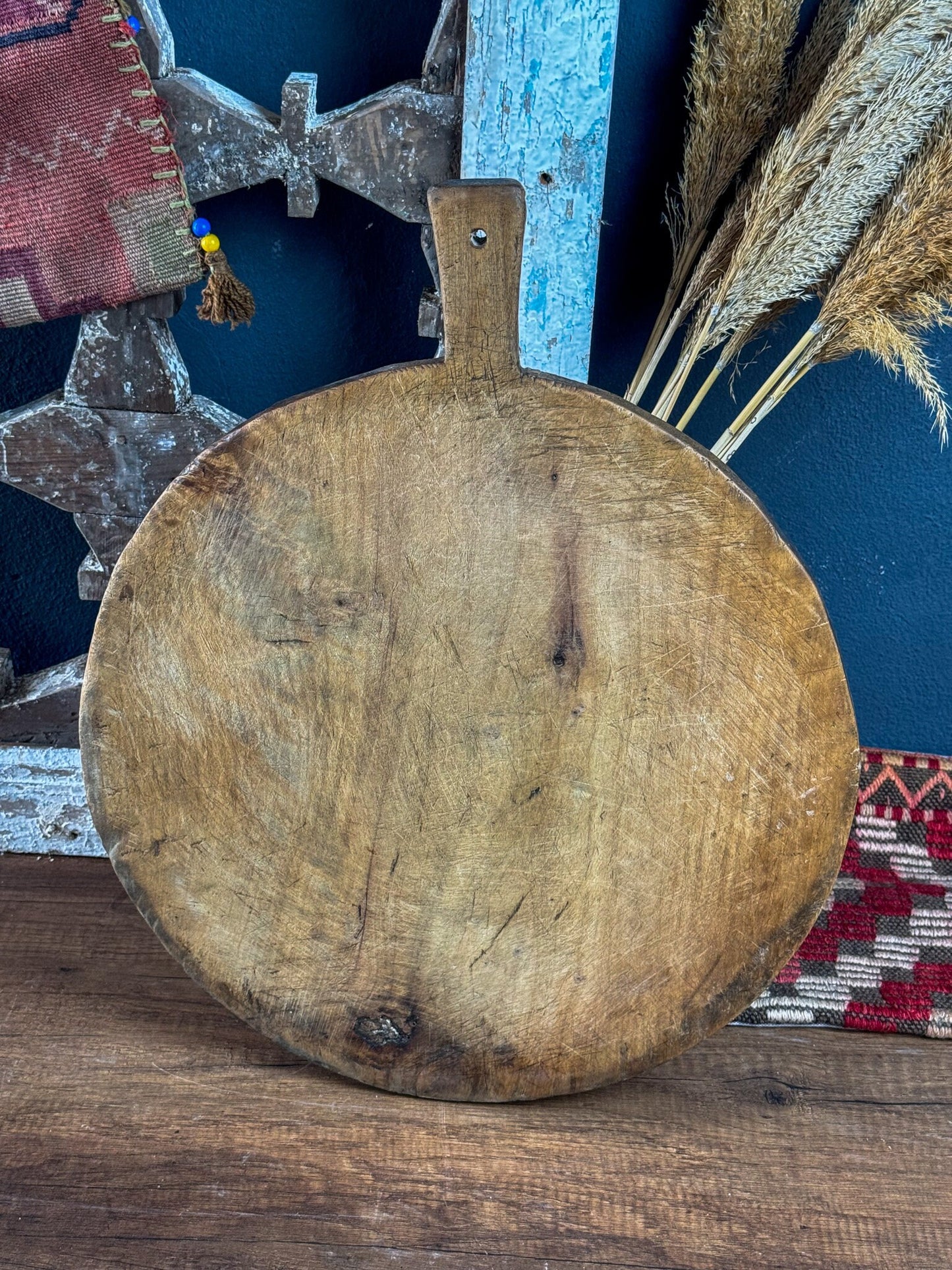 Rundes Schneidebrett aus Walnussholz, Vintage-Brett, rustikales Schneidebrett, Käse- und Pizza-Präsentationsbrett aus Holz, handgefertigtes Schneidebrett